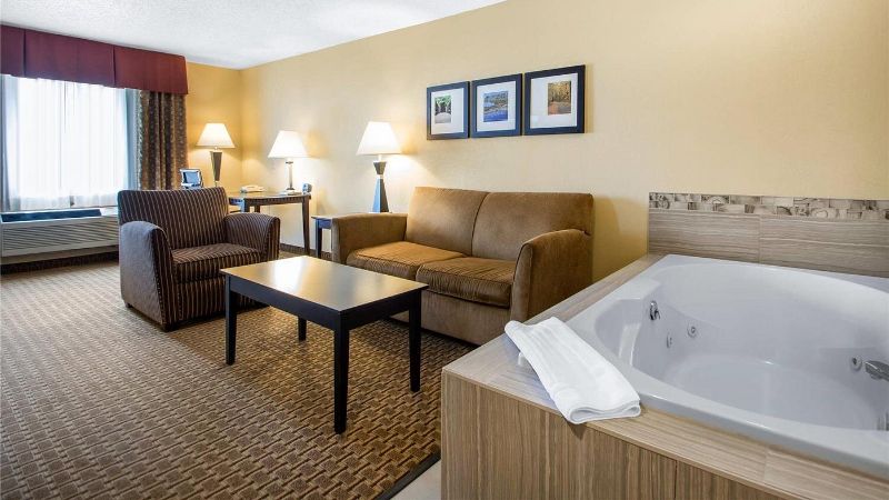 Comfort Suites Wisconsin Dells Area, room with private jacuzzi, photo 4