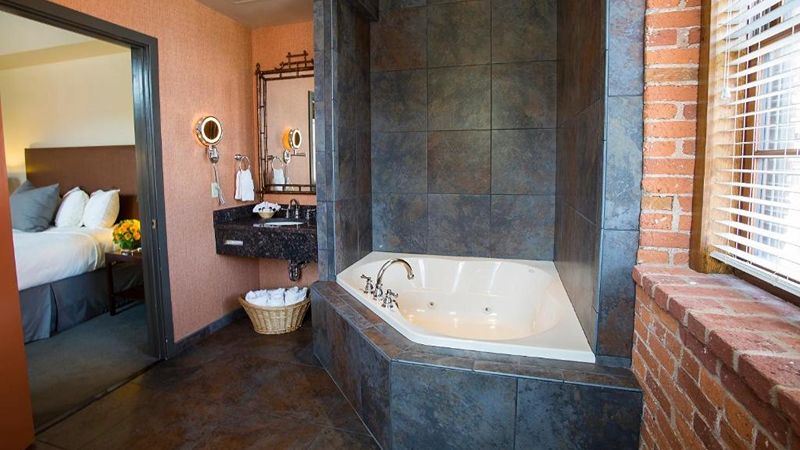 Cork Factory Hotel 1 - jacuzzi hotel room