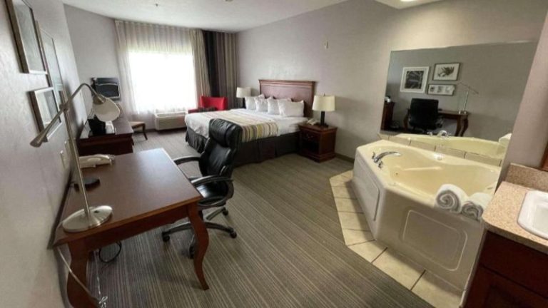 Country Inn & Suites by Radisson, Appleton North, WI