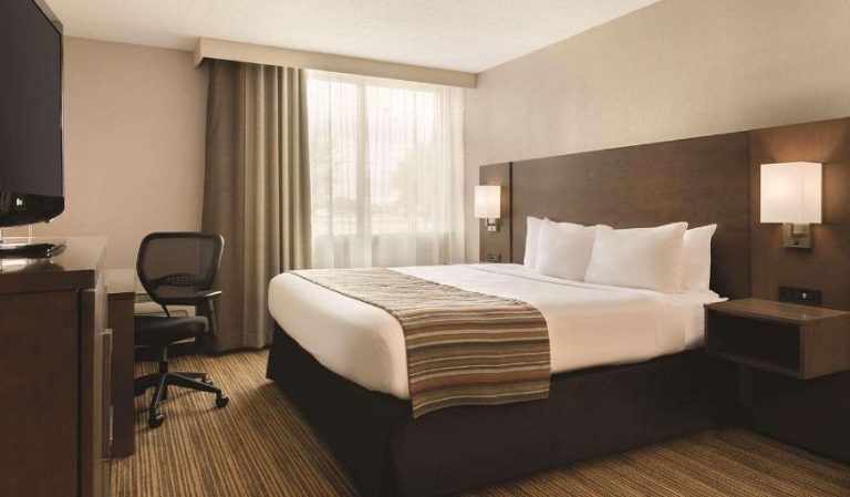 Country Inn & Suites by Radisson, Fergus Falls, MN