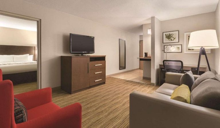 Country Inn & Suites by Radisson, Fergus Falls, MN