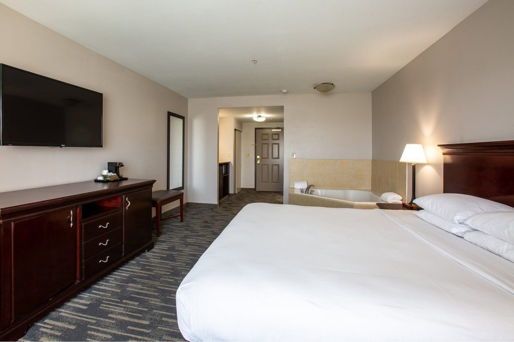 Country Inn & Suites by Radisson, Tucson City Center, AZ, room with private jacuzzi, photo 3