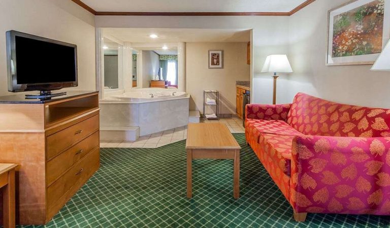 Days Inn & Suites by Wyndham Warren