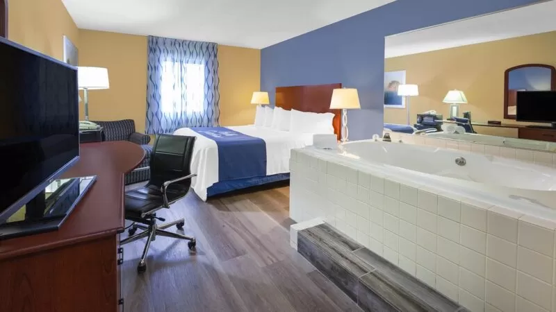 Days Inn by Wyndham Milan Sandusky South - jacuzzi hotel room
