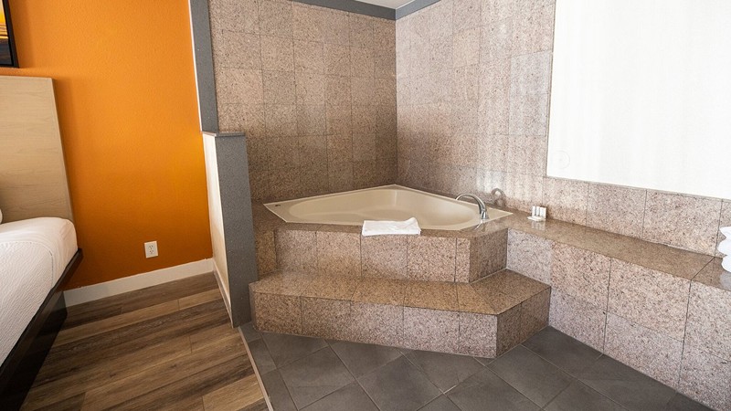 Days Inn by Wyndham Monterey Downtown, room with private jacuzzi, photo 3