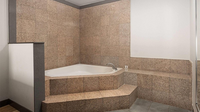 Days Inn by Wyndham Monterey Downtown, room with private jacuzzi, photo 2
