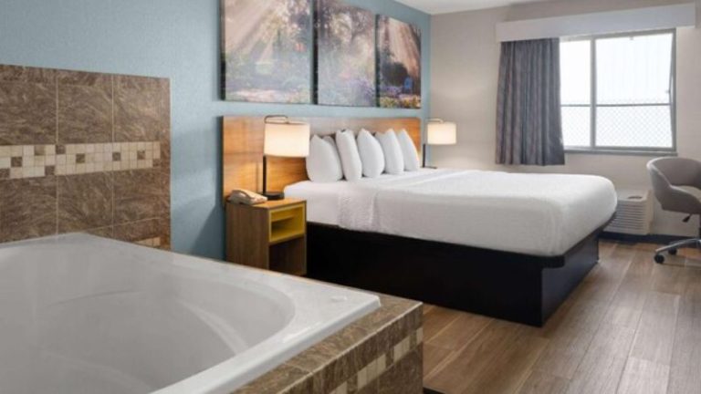 Days Inn by Wyndham Neenah