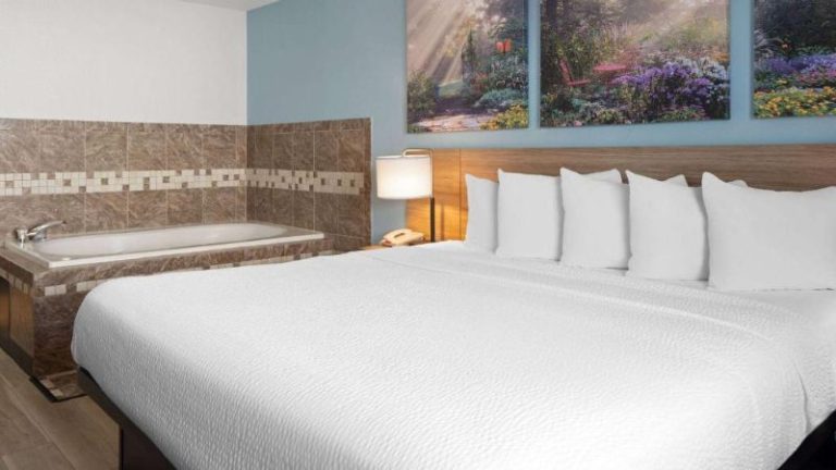 Days Inn by Wyndham Neenah