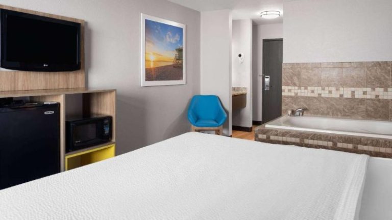 Days Inn by Wyndham Neenah