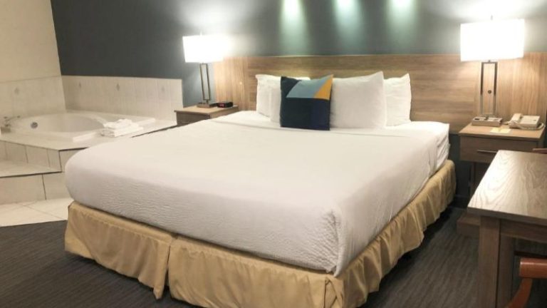 Days Inn by Wyndham Niagara Falls Centre St. By the Falls