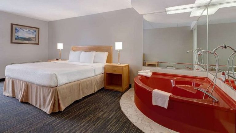 Days Inn by Wyndham Niagara Falls Near The Falls