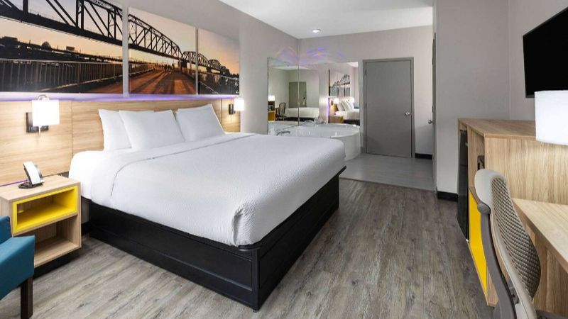 Days Inn by Wyndham North Little Rock/Maumelle, room with private jacuzzi, photo 3