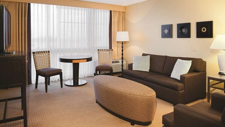 DoubleTree by Hilton Hotel Chicago – Arlington Heights