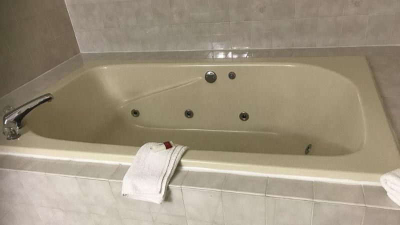 Econo Lodge Inn & Suites