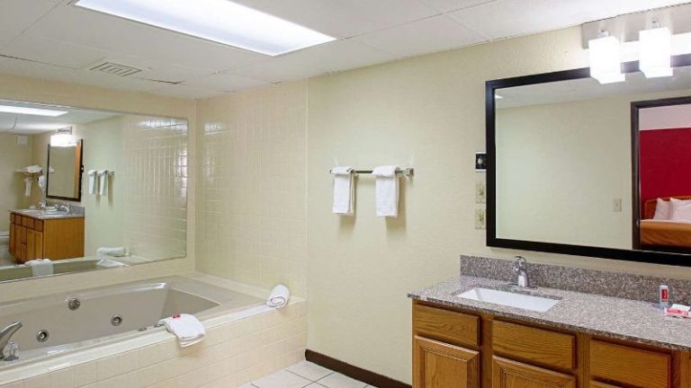 Econo Lodge Inn & Suites