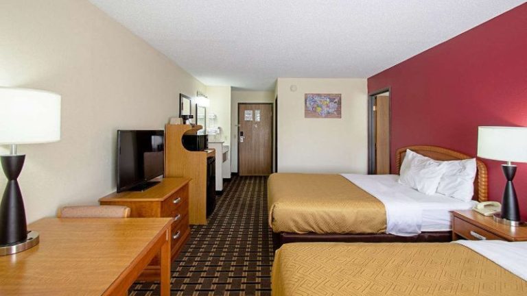 Econo Lodge Inn & Suites