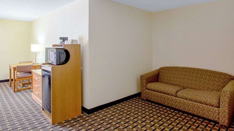 Econo Lodge Inn & Suites