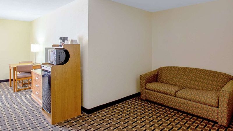 Econo Lodge Inn & Suites, room with private jacuzzi, photo 4
