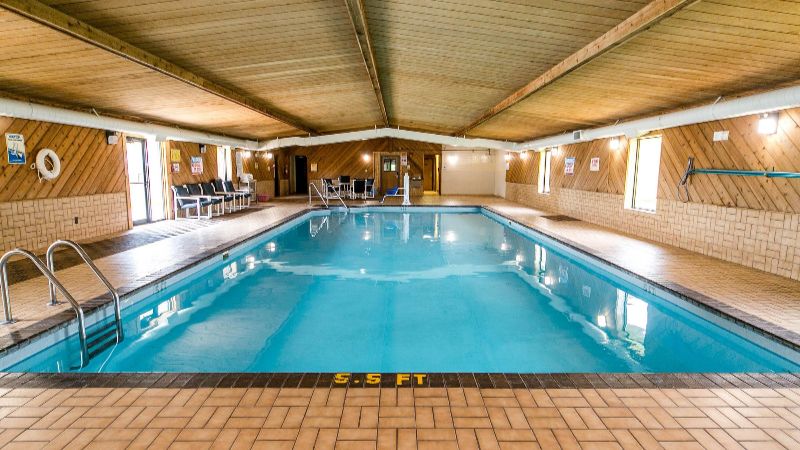 Econo Lodge Inn & Suites, room with private jacuzzi, photo 6
