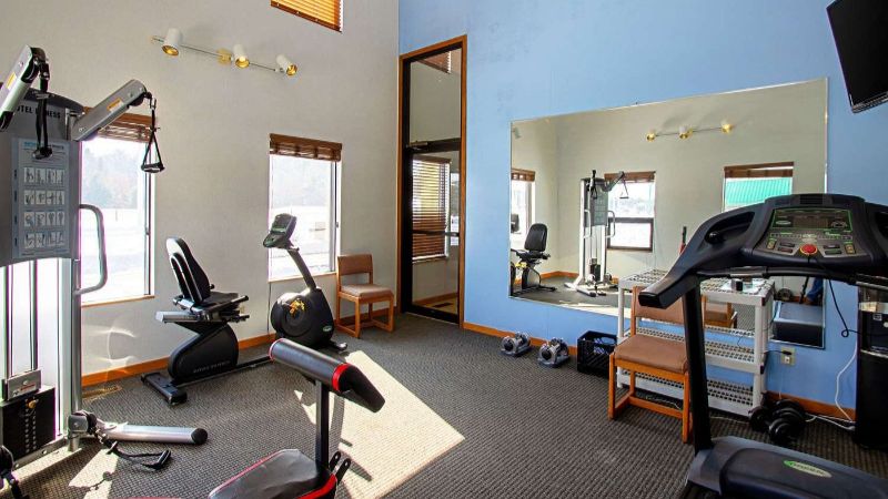 Econo Lodge Inn & Suites, room with private jacuzzi, photo 7