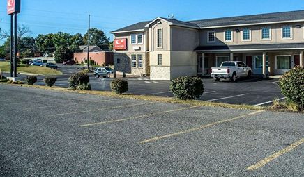 Econo Lodge Inn & Suites North Syracuse Airport, room with private jacuzzi, photo 6