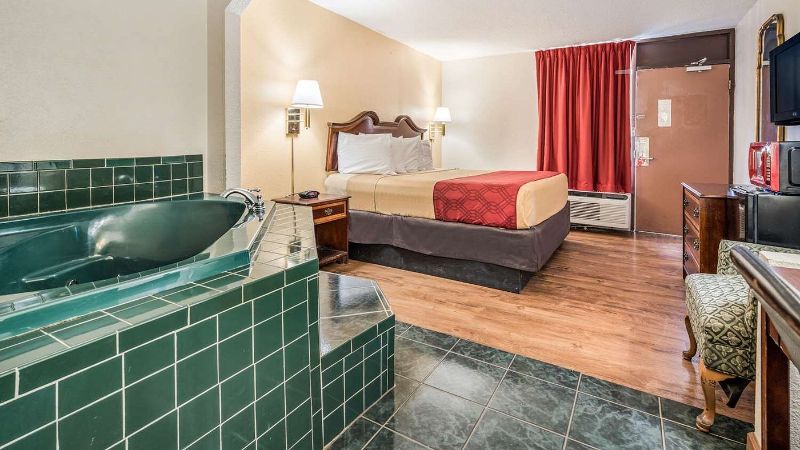 Econo Lodge Inn & Suites