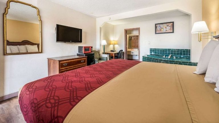 Econo Lodge Inn & Suites