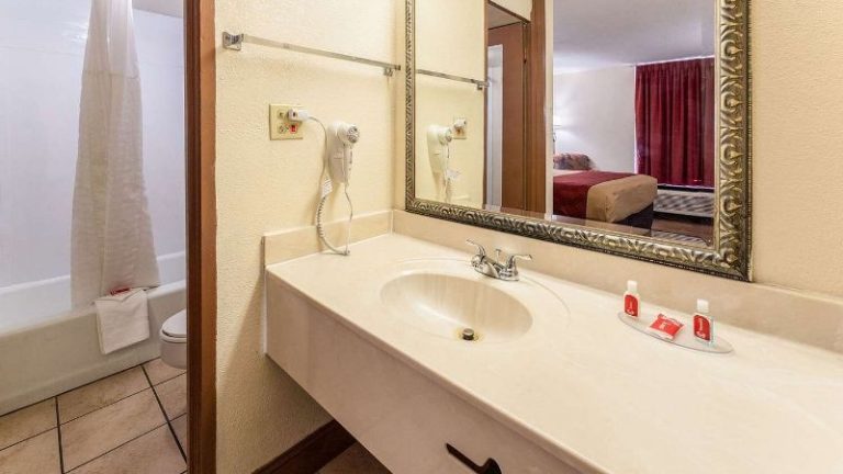 Econo Lodge Inn & Suites