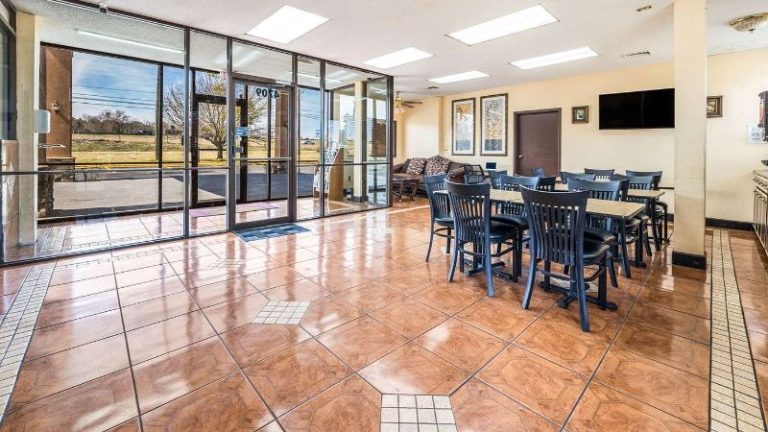 Econo Lodge Inn & Suites