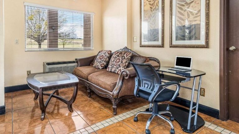 Econo Lodge Inn & Suites