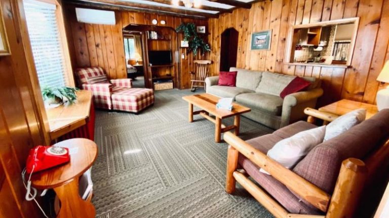Foot of the Mountain Motel