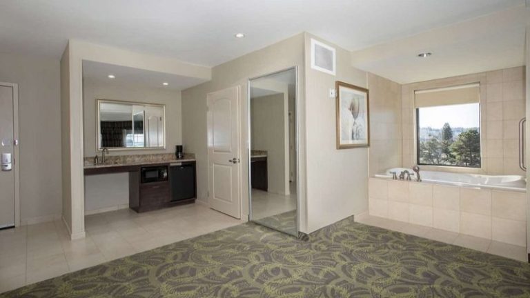 Hampton Inn & Suites Astoria