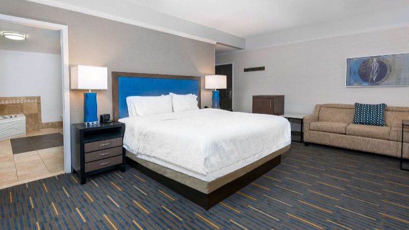 Hampton Inn & Suites Buffalo Downtown, room with private jacuzzi, photo 2