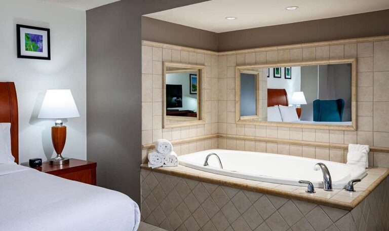 Best Illinois hotels with Jacuzzi in room ️ 2026