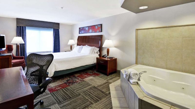 Hilton Garden Inn Gulfport Airport3 - jacuzzi hotel room