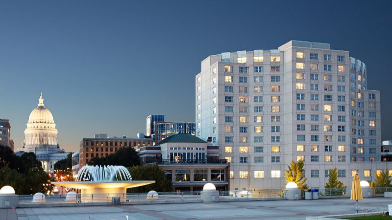 Hilton Madison Monona Terrace, room with private jacuzzi, photo 8