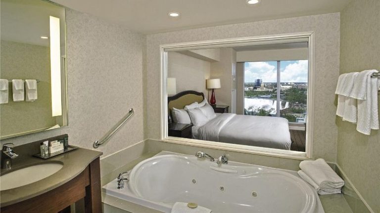 Hilton Niagara Falls/Fallsview Hotel & Suites