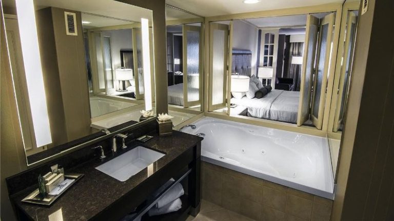 Hilton Niagara Falls/Fallsview Hotel & Suites