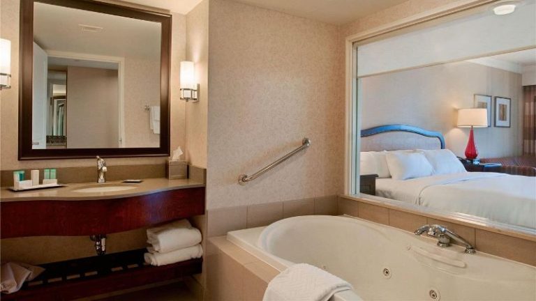 Hilton Niagara Falls/Fallsview Hotel & Suites