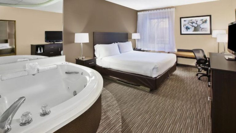 Holiday Inn Express Detroit-warren (GM Tech Ctr)