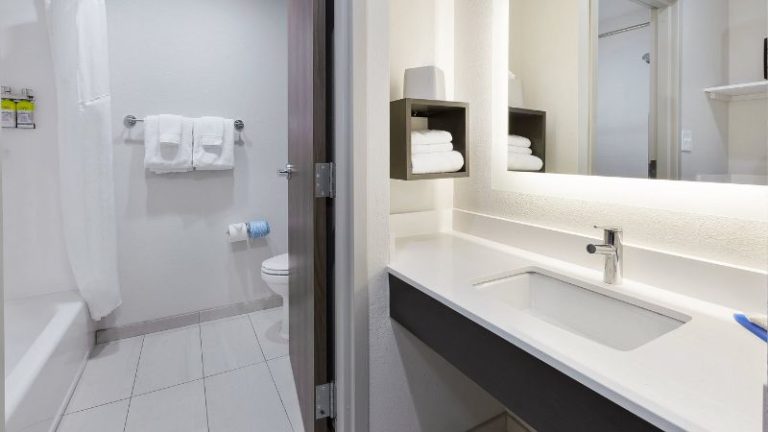 Holiday Inn Express Detroit-warren (GM Tech Ctr)