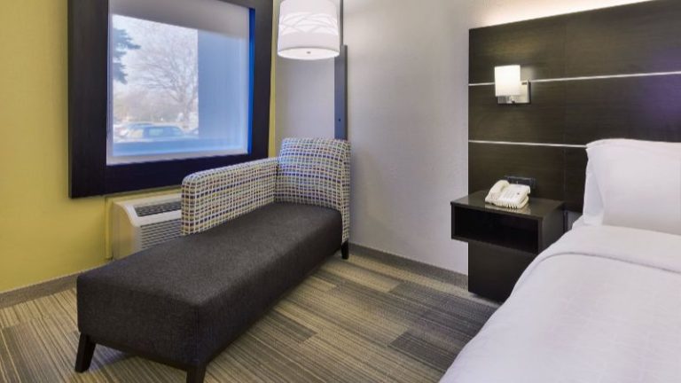 Holiday Inn Express Detroit-warren (GM Tech Ctr)