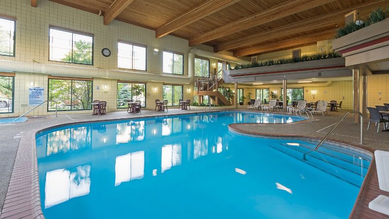 Holiday Inn Express Holland, an IHG Hotel, room with private jacuzzi, photo 7