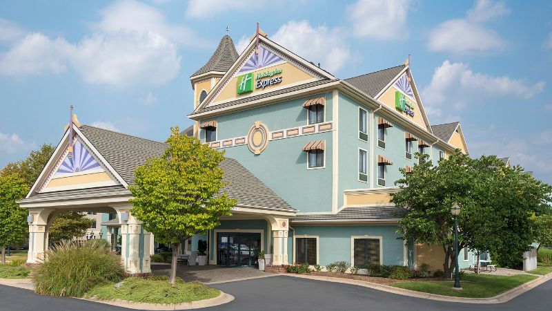 Holiday Inn Express Holland, an IHG Hotel, room with private jacuzzi, photo 8
