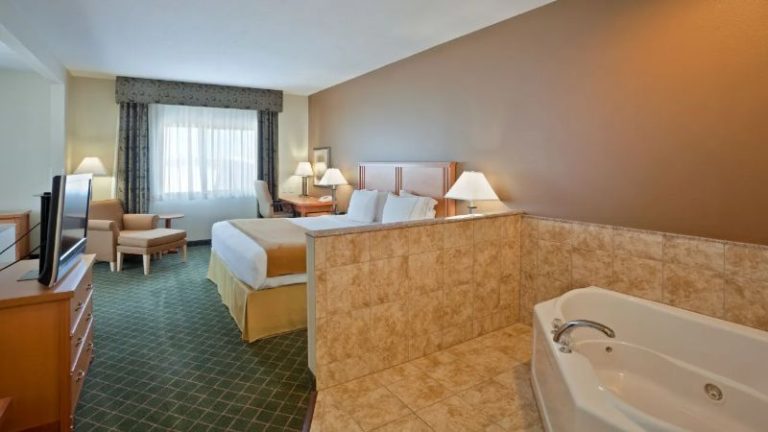 Holiday Inn Express & Suites Lincoln South, an IHG Hotel
