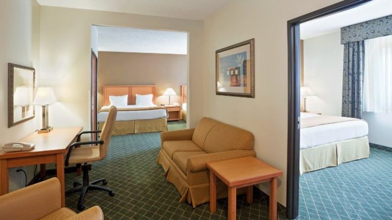 Holiday Inn Express & Suites Lincoln South, an IHG Hotel