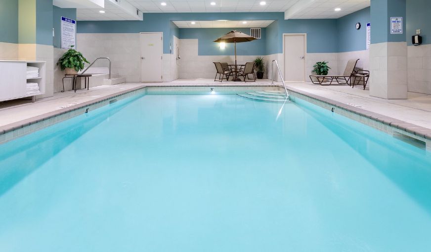 Holiday Inn Express & Suites Minneapolis-Dwtn (Conv Ctr), an IHG Hotel, room with private jacuzzi, photo 6