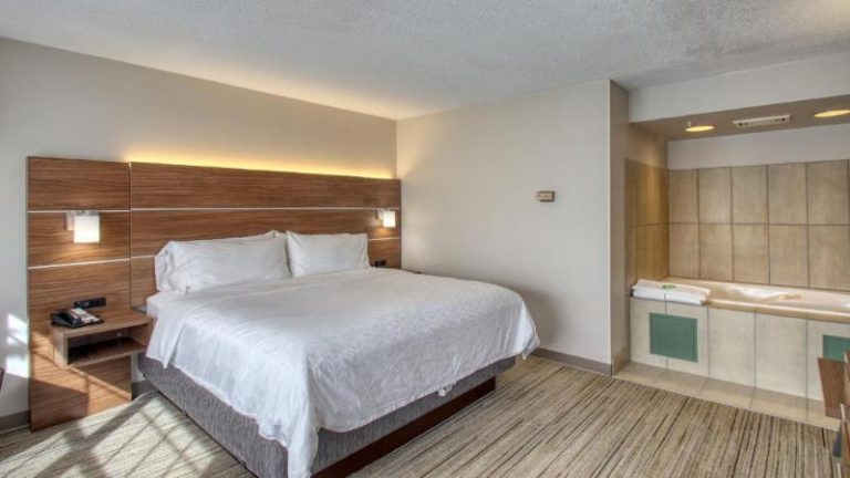 Holiday Inn Express & Suites Oshkosh-Sr 41, an IHG Hotel