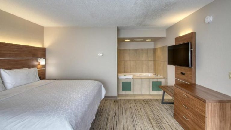 Holiday Inn Express & Suites Oshkosh-Sr 41, an IHG Hotel