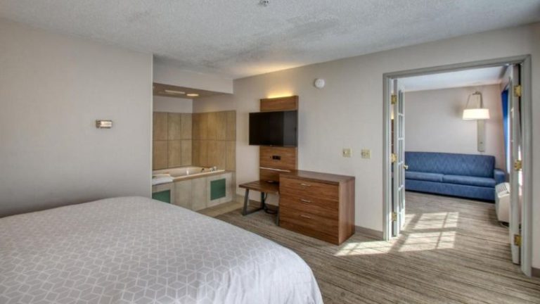 Holiday Inn Express & Suites Oshkosh-Sr 41, an IHG Hotel